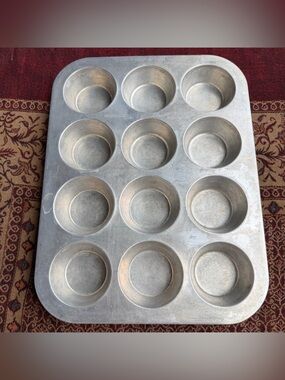 Vintage Wearever Air muffin pan